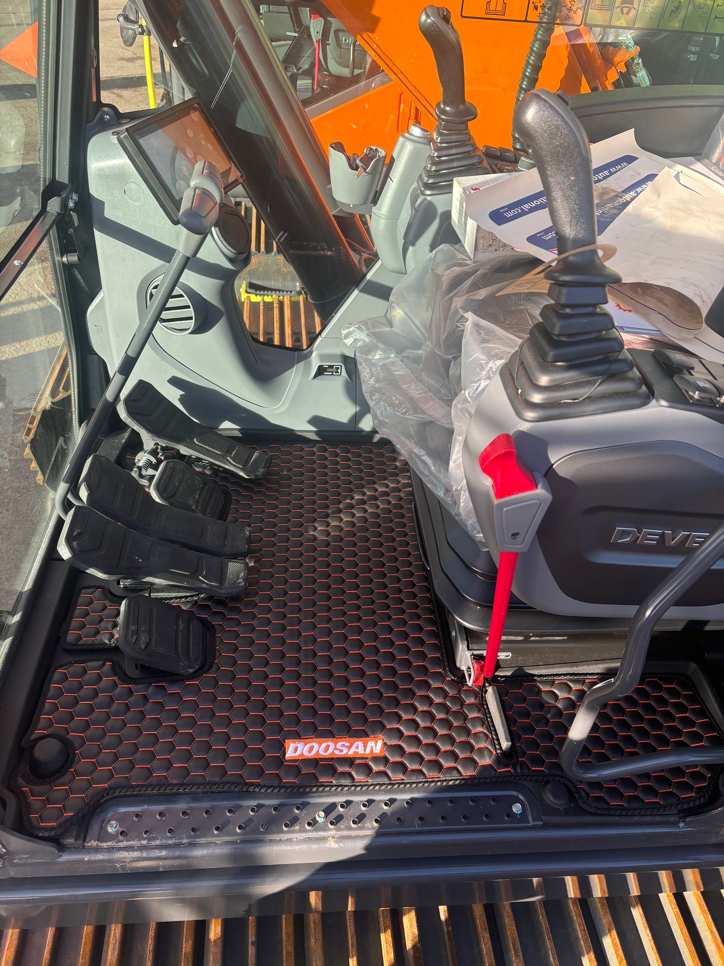 Doosan DX140LC-DX22OLC - 6 Cab Mat