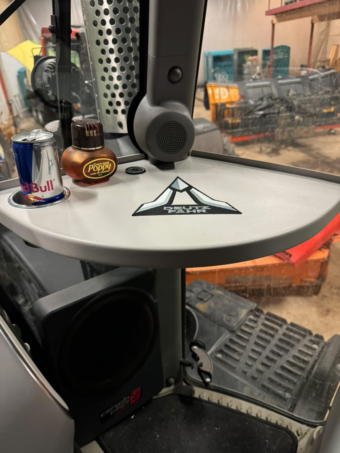 Deutz 6000 Series Cab Table – Dig 'a' Mat